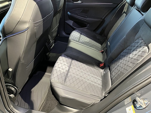Volkswagen Golf VIII 17 of 21