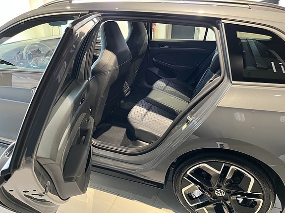 Volkswagen Golf VIII 17 of 26