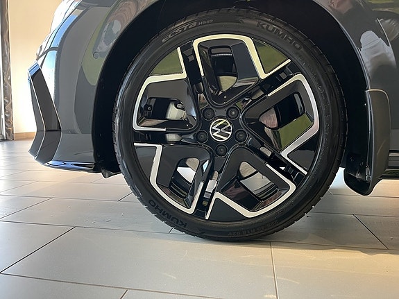 Volkswagen Golf VIII 8 of 26