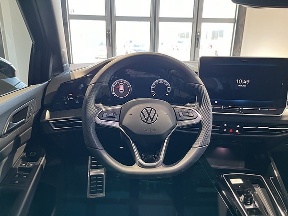 Volkswagen Golf VIII 13 of 26