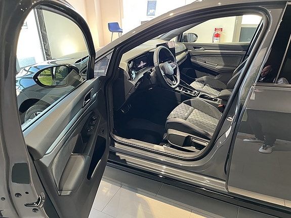 Volkswagen Golf VIII 11 of 26