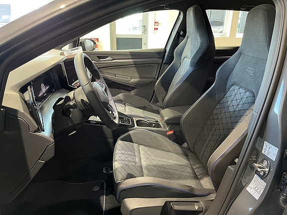 Volkswagen Golf VIII 12 of 26