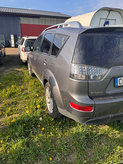 Mitsubishi Outlander 2 of 5