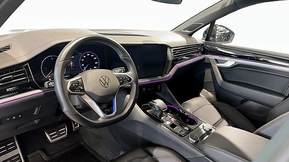 Volkswagen Touareg 2 of 5