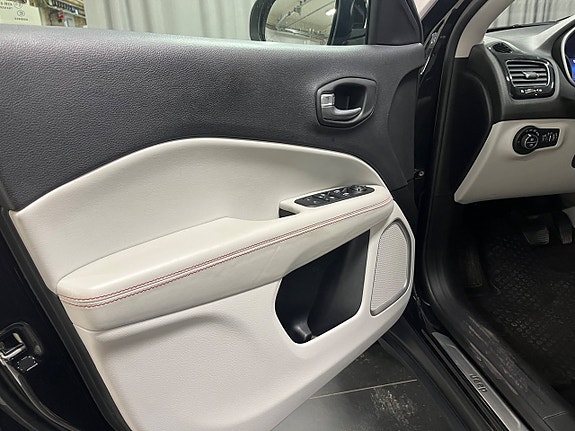 Jeep Compass 8 of 19