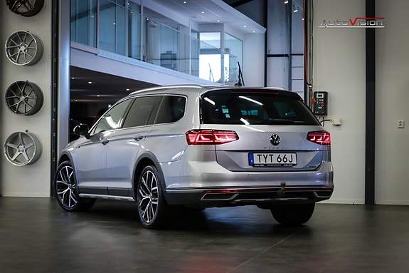Volkswagen Passat Alltrack 2 of 5