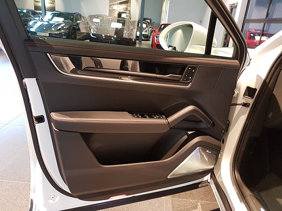 Porsche Cayenne 7 of 12