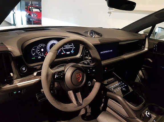 Porsche Cayenne 11 of 12