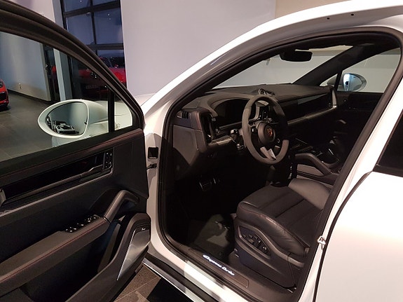 Porsche Cayenne 6 of 12