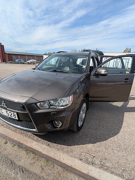 Mitsubishi Outlander 2 of 10