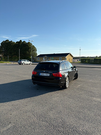 BMW 325d 2 of 5
