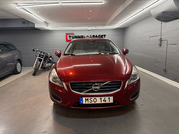 Volvo V60 2 of 5