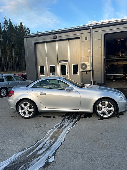 Mercedes-Benz SLK350 4 of 5