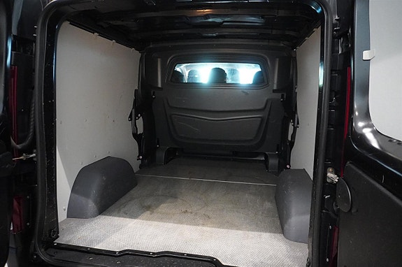 Nissan NV300 8 of 14