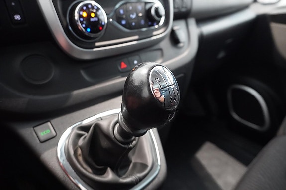 Nissan NV300 9 of 14