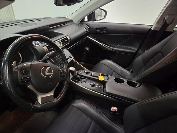 Lexus IS300h 9 of 10