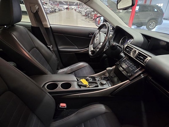 Lexus IS300h 4 of 10