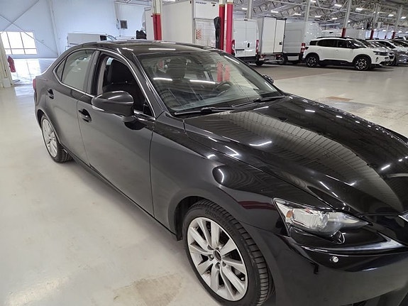 Lexus IS300h 3 of 10