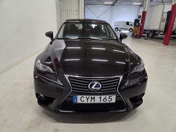 Lexus IS300h 2 of 10