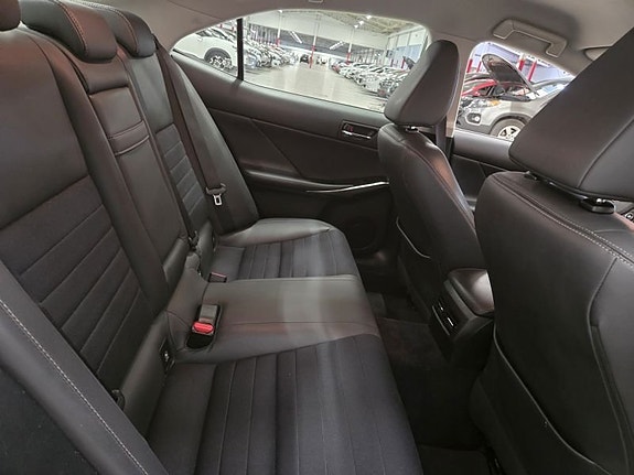 Lexus IS300h 5 of 10