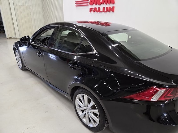 Lexus IS300h 8 of 10