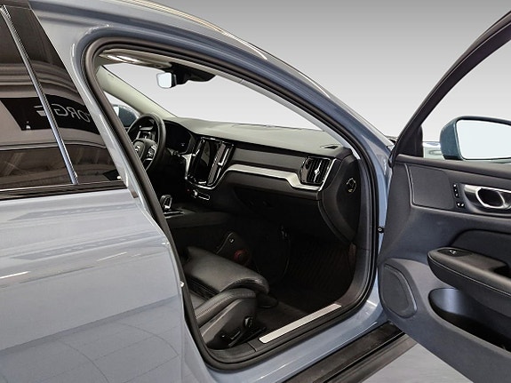 Volvo V60 Cross Country 14 of 16