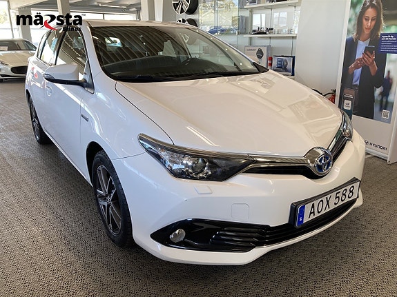 Toyota Auris 2 of 5