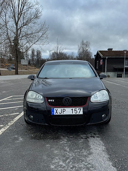 Volkswagen Golf V 2 of 8