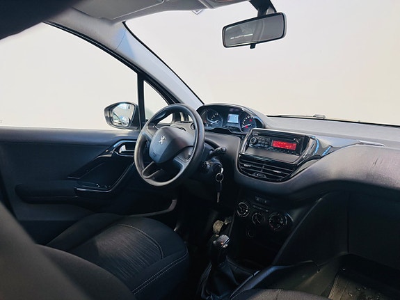 Peugeot 208 21 of 23