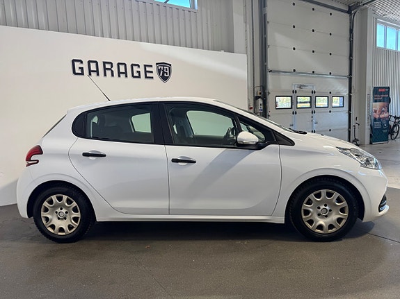 Peugeot 208 2 of 23