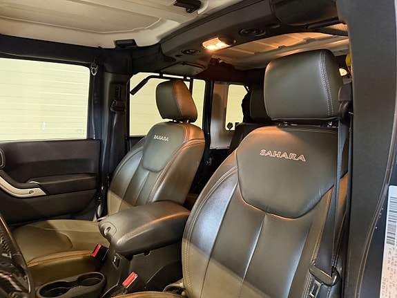 Jeep Wrangler Unlimited 16 of 24