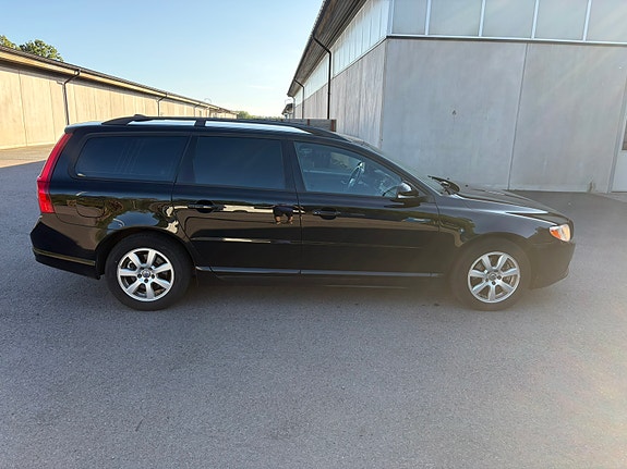 Volvo V70 3 of 10