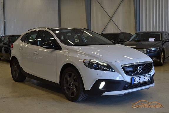 Volvo V40 Cross Country 2 of 18