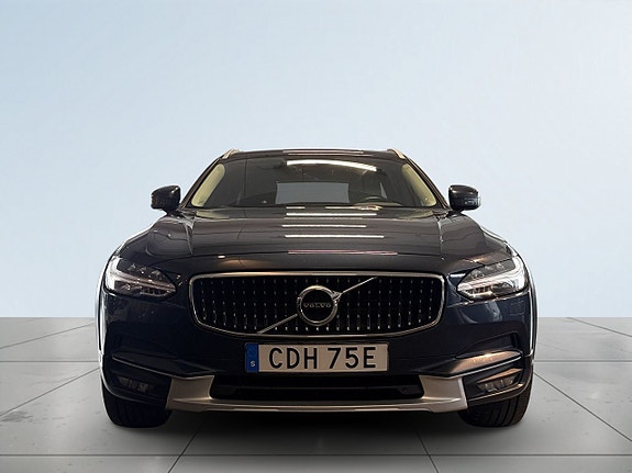 Volvo V90 Cross Country 2 of 5
