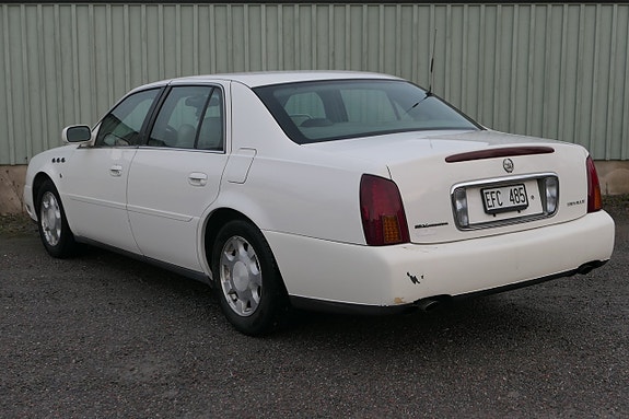 Cadillac DTS 3 of 11