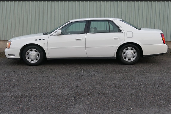 Cadillac DTS 2 of 11