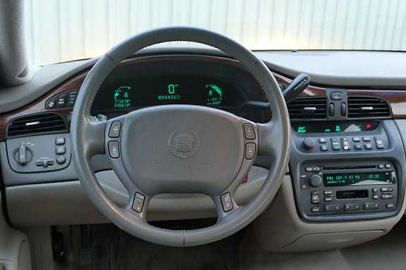 Cadillac DTS 9 of 11