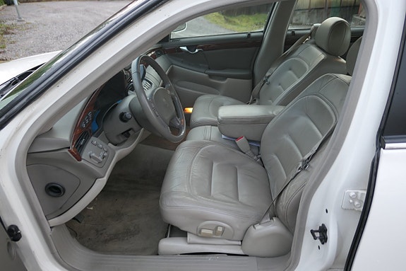 Cadillac DTS 7 of 11