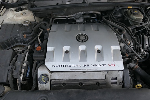 Cadillac DTS 11 of 11