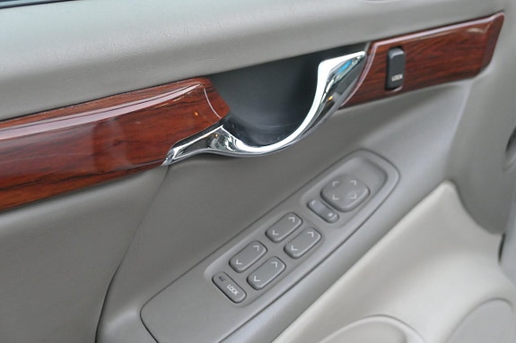 Cadillac DTS 10 of 11