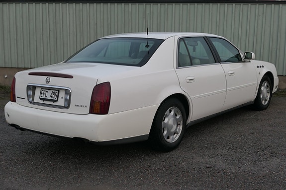 Cadillac DTS 5 of 11