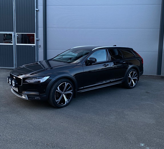 Volvo V90 Cross Country 2 of 5