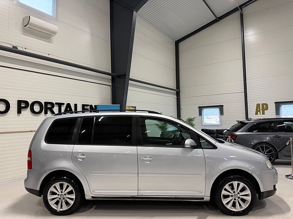Volkswagen Touran 4 of 5