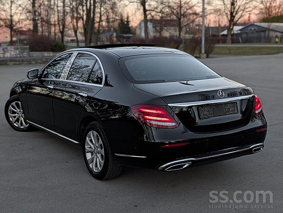 Mercedes-Benz E220 d 3 of 5