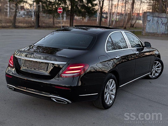 Mercedes-Benz E220 d 4 of 5