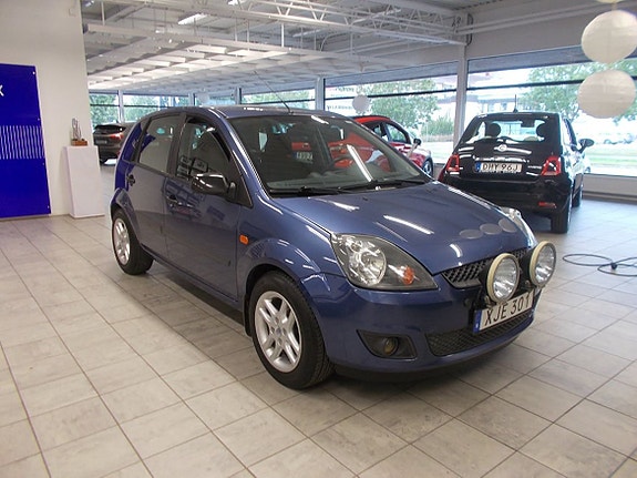 Ford Fiesta 2 of 5