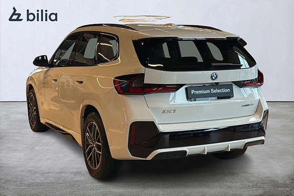 BMW iX1 4 of 5