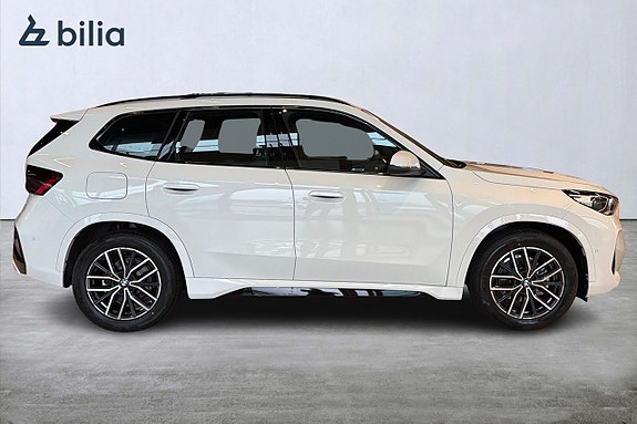 BMW iX1 6 of 21