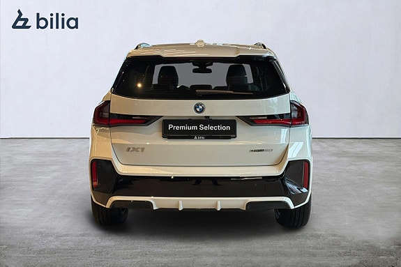 BMW iX1 8 of 21