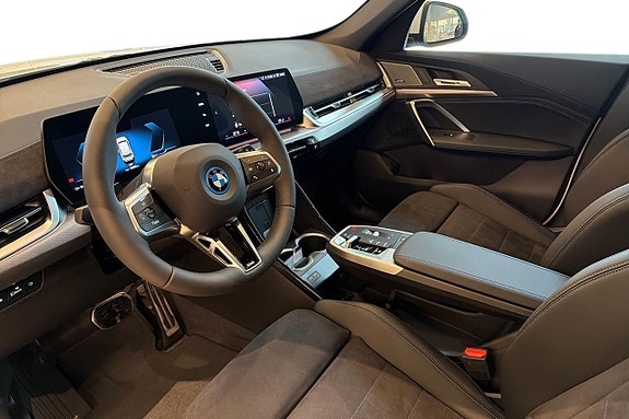 BMW iX1 10 of 21